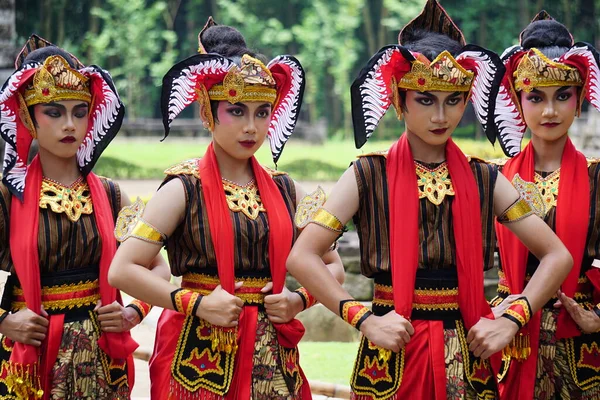 Indonesian Dancers Traditional Costumes Ready Perform Celebrate World Dance Day — Zdjęcie stockowe