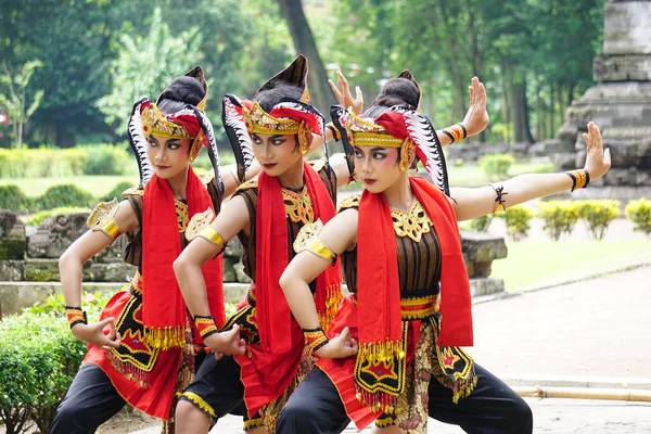 Ινδονήσιοι Χορευτές Παραδοσιακές Φορεσιές Είναι Έτοιμοι Παίξουν Για Γιορτάσουν Την — Φωτογραφία Αρχείου