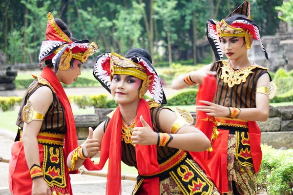 Indonesian Dancers Traditional Costumes Ready Perform Celebrate World Dance Day — Stockfoto