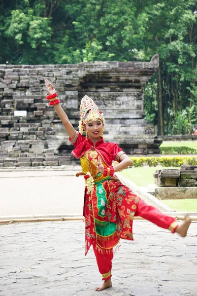 Индонезийский Танцор Традиционном Костюме Готов Выступить Честь Всемирного Дня Танца — стоковое фото