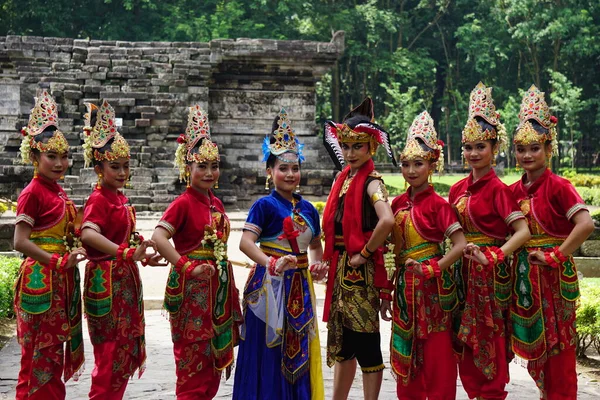 Ινδονησίας Χορευτής Την Παραδοσιακή Φορεσιά Είναι Έτοιμη Εκτελέσει Για Γιορτάσει — Φωτογραφία Αρχείου
