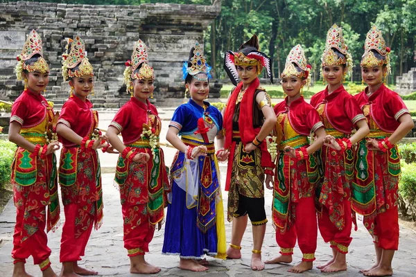 Индонезийский Танцор Традиционном Костюме Готов Выступить Честь Всемирного Дня Танца — стоковое фото