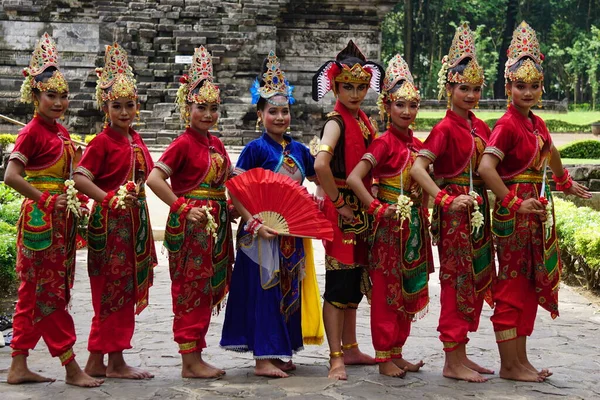 Ινδονησίας Χορευτής Την Παραδοσιακή Φορεσιά Είναι Έτοιμη Εκτελέσει Για Γιορτάσει — Φωτογραφία Αρχείου
