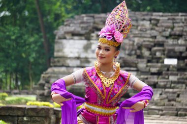Indonesian dancers with traditional costumes are ready to perform to celebrate the World Dance Day