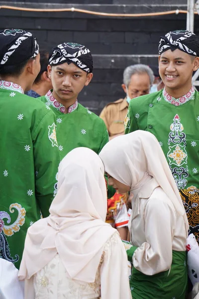 Den Vackra Indonesiska Kvinnan Med Traditionell Trasa Som Kallas Batik — Stockfoto