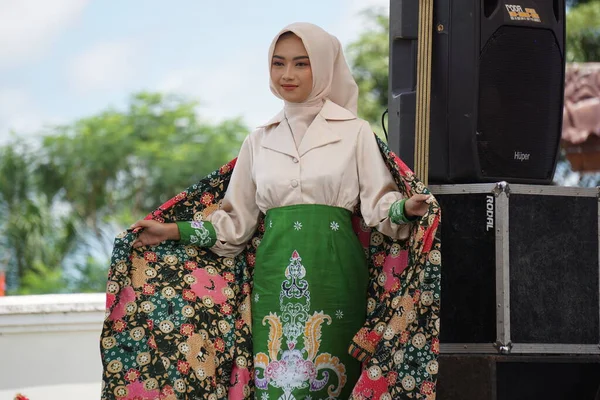 Krásná Indonéská Žena Tradiční Látkou Která Nazývá Batik — Stock fotografie