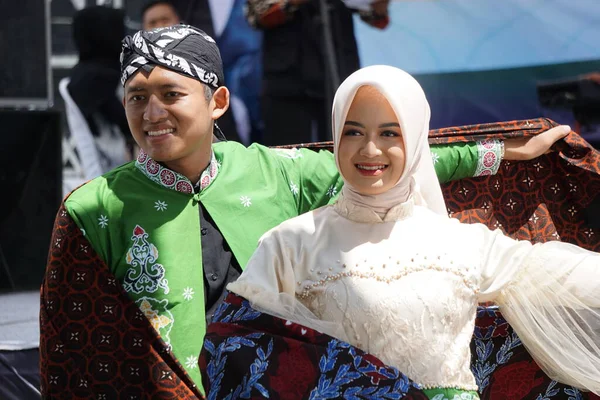 Bela Mulher Indonésia Com Pano Tradicional Que Chamado Batik — Fotografia de Stock