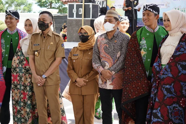 Hermosa Mujer Indonesia Con Tela Tradicional Que Llama Batik —  Fotos de Stock