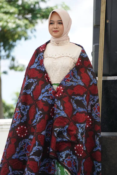 Belle Femme Indonésienne Avec Tissu Traditionnel Qui Appelle Batik — Photo