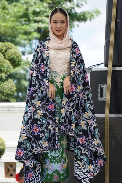 Piękna Indonezyjska Kobieta Tradycyjną Tkaniną Która Nazywa Się Batik — Zdjęcie stockowe