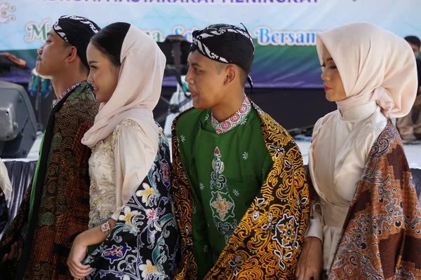 Mooie Indonesische Vrouw Met Traditionele Doek Die Batik Heet — Stockfoto