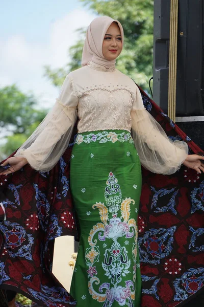 Piękna Indonezyjska Kobieta Tradycyjną Tkaniną Która Nazywa Się Batik — Zdjęcie stockowe
