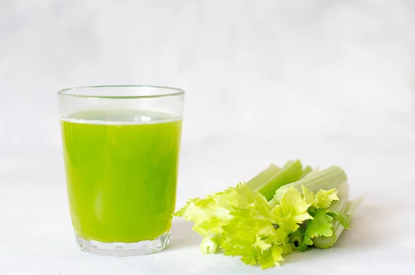 Зеленый, свежий, здоровый сельдерей сок в стакане на белом фоне. Крупный план. Копирование пространства. — стоковое фото