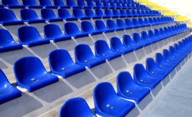 boş mavi ve sarı plastik koltuk üzerinde Stadyumu tribün