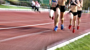 bir koşu bandı üzerinde genç atletler yarışmak