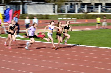 yarışma sırasında genç sportswomen yarış