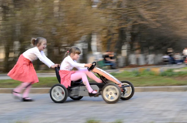 ZHELEZNOGORSK, KURSK REGION, RUSSIA APRILE 2013: ragazza sconosciuta liberarsi — Foto Stock
