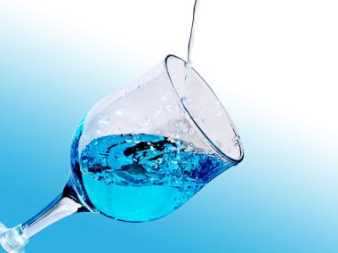 su cam içine dökülür