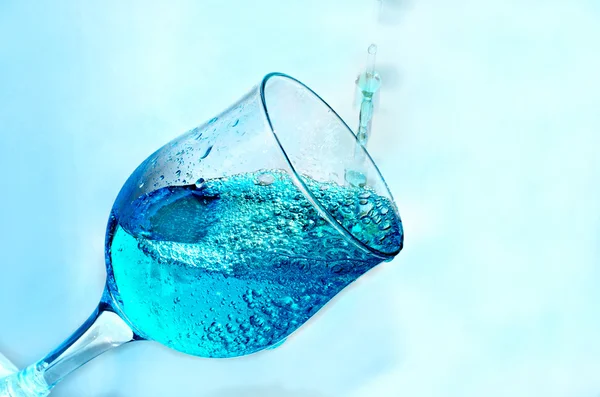 Water is poured into the glass — Stock Photo, Image