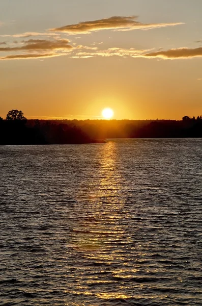 Puesta de sol sobre el lago — Foto de Stock