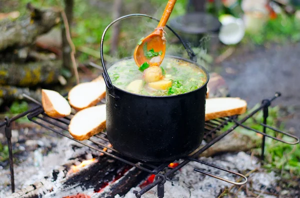 The cooking of soup on the fire — Stock Photo, Image