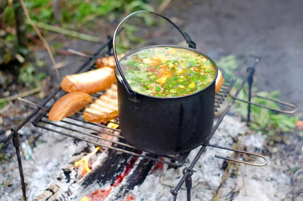 Приготування супу на вогні — стокове фото