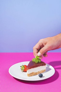 Pembe ve mavi arkaplanlı el yapımı pasta ve kopyasal alan. Dikey format. Ev yapımı fırın konsepti.