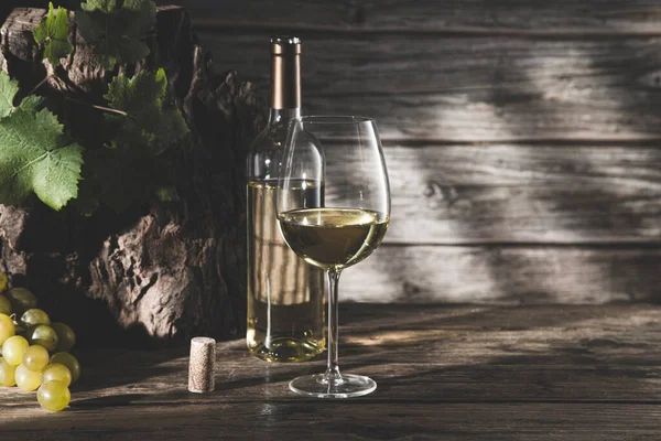 Elegant Glas Wijn Witte Wijnfles Met Druiven Schaduwen Donkerhouten Ondergrond — Stockfoto