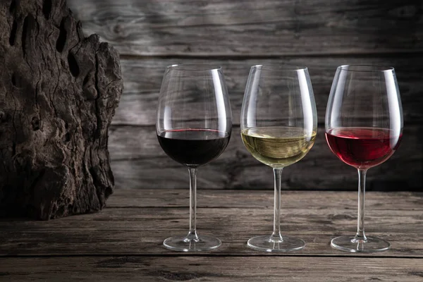 Rode Witte Rosé Wijn Wijnglazen Donkerhouten Ondergrond Begrip Drank Wijn — Stockfoto