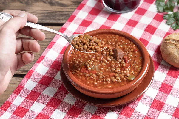 Man Hand Pakt Een Lepel Linzen Houten Tafel — Stockfoto