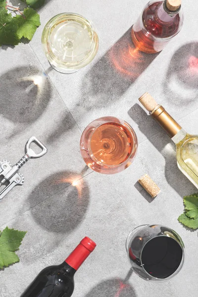 Rode Witte Rosé Wijn Wijnglazen Een Betonnen Ondergrond Bovenaanzicht Begrip — Stockfoto