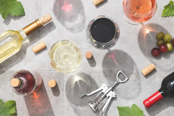 빨간색 장미색 와인은 콘크리트 있습니다 위에서 맥주와 포도주의 — 스톡 사진