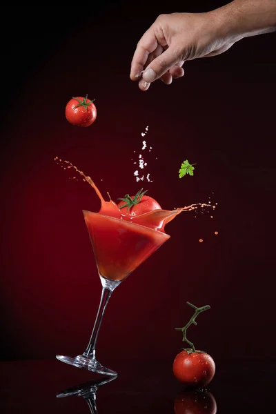 토마토 주스는 과검은 바탕에 토마토 주스를 섞어서 떨어뜨린다 Juice Levitation — 스톡 사진