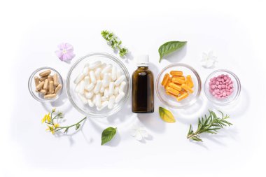 Beyaz arka planda izole edilmiş çeşitli vitamin kapsülleri ve besin takviyelerinin düz bileşimi. Vitamin kompleksleri kavramı.