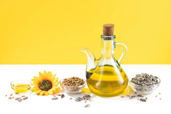 Sunflower Oil Sunflower Seeds White Yellow Background Copyspace — Zdjęcie stockowe