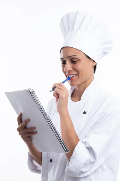 Cocinera Latina Feliz Pensando Qué Receta Escribir Cuaderno Aislado Sobre — Foto de Stock