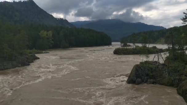 Altai Dağları 'ndaki fırtınalı Katun Nehri. — Stok video