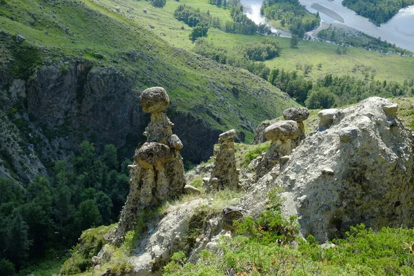 Pietra Funghi rocce nelle montagne di Altai vicino al fiume Chulyshman. Siberia, Russia — Foto Stock