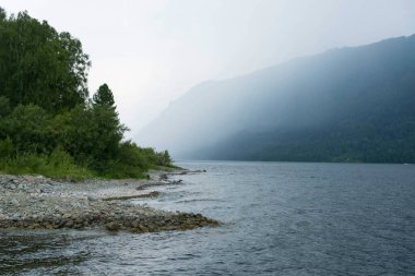 Siste Altai dağları, yaklaşan yağmur sırasında Teletskoye Gölü.