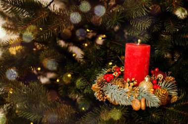 Ağaçtaki kırmızı Noel mumu