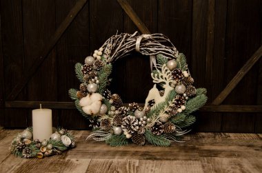 ahşap zemin üzerinde Noel çelenk