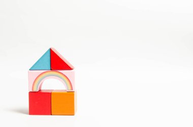 Beyaz arka planda çok renkli çocuk mimarı