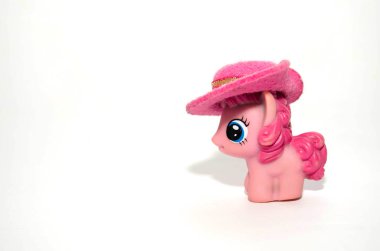 beyaz zemin üzerinde oyuncak domuz