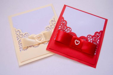 Beyaz arkaplanda kırmızı ve bej kart