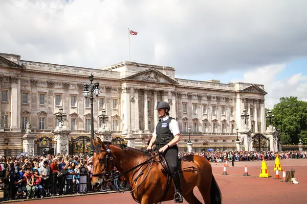 buckingham Sarayı'ndaki atlı polis kadın