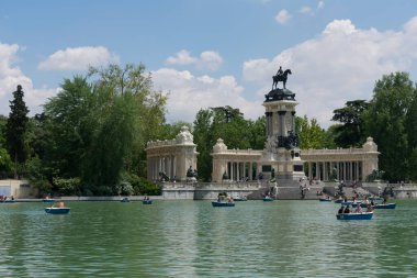 Madrid, İspanya - 13 Mayıs 2018: İnsanlar Parque del Buen Retiro Gölü 'nde tekneye biniyor