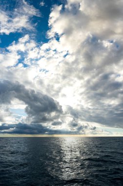 Koyu mavi okyanusun üzerinde fırtına bulutları oluşuyor.