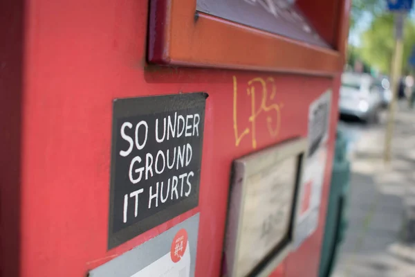 Brüksel, Belçika - 6 Mayıs 2018: Etiketli kırmızı posta kutusunun kapatılması