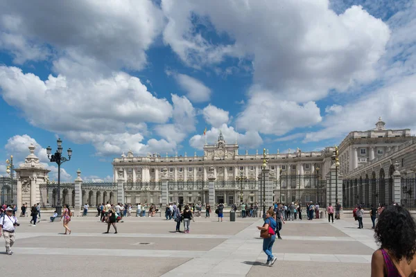 Madrid, İspanya - 11 Mayıs 2018: Güneşli bir günde Madrid 'deki kraliyet sarayının önünde kalabalık