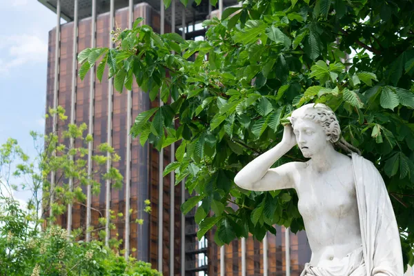 Madrid 'deki binanın önündeki üzgün beyaz kadın heykeli